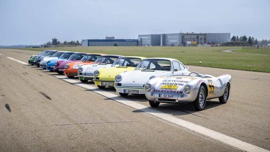 Porsche 911s lined up next to eachother