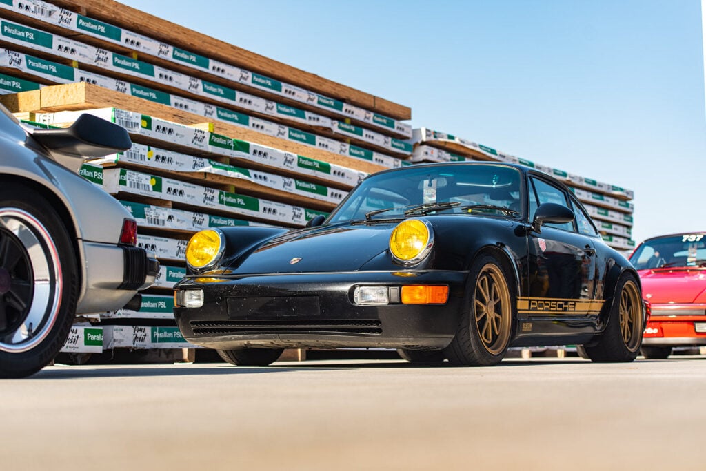 Black 911 in between other Porsche's