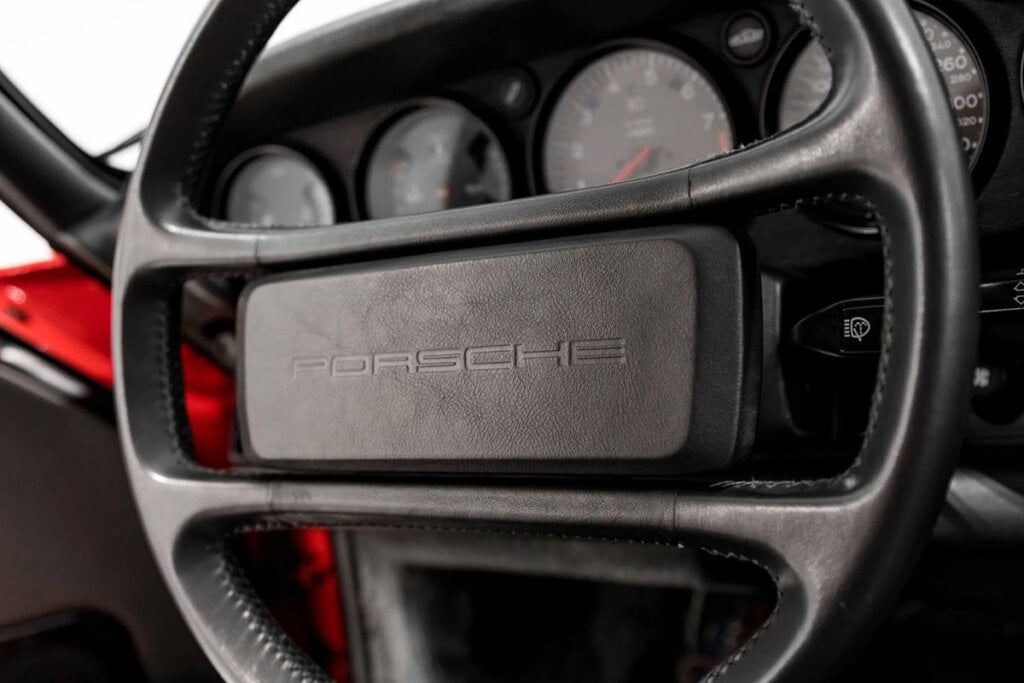 steering wheel of a Porsche 959