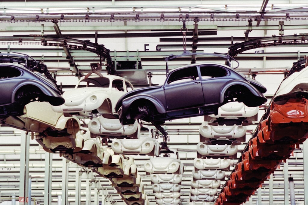 Production of cars on assembly line