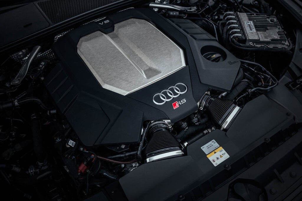 engine of a 2024 audi r6 avant
