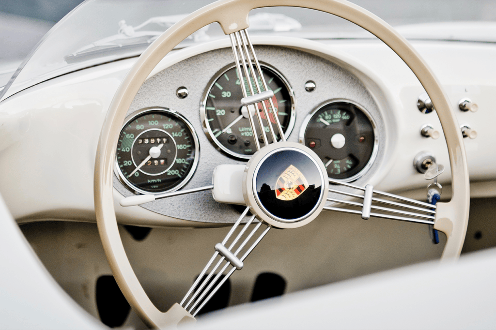 white 550 Spyder steering wheel