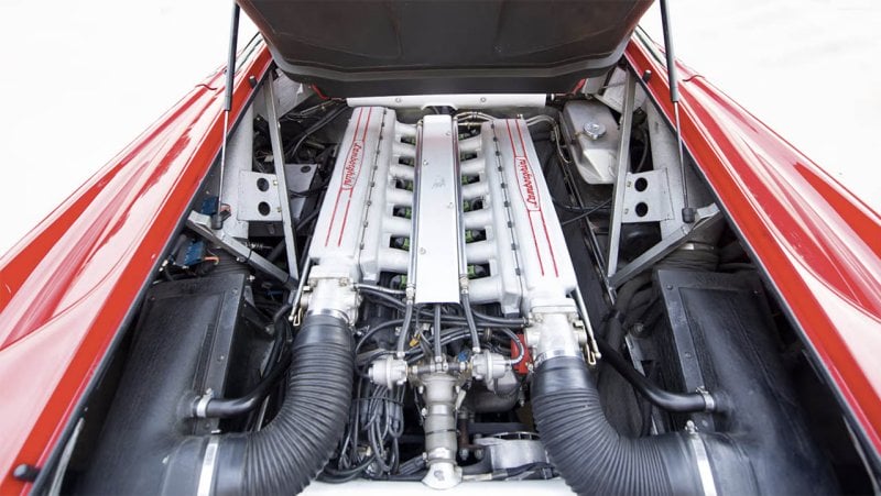 engine of a red lambo diablo
