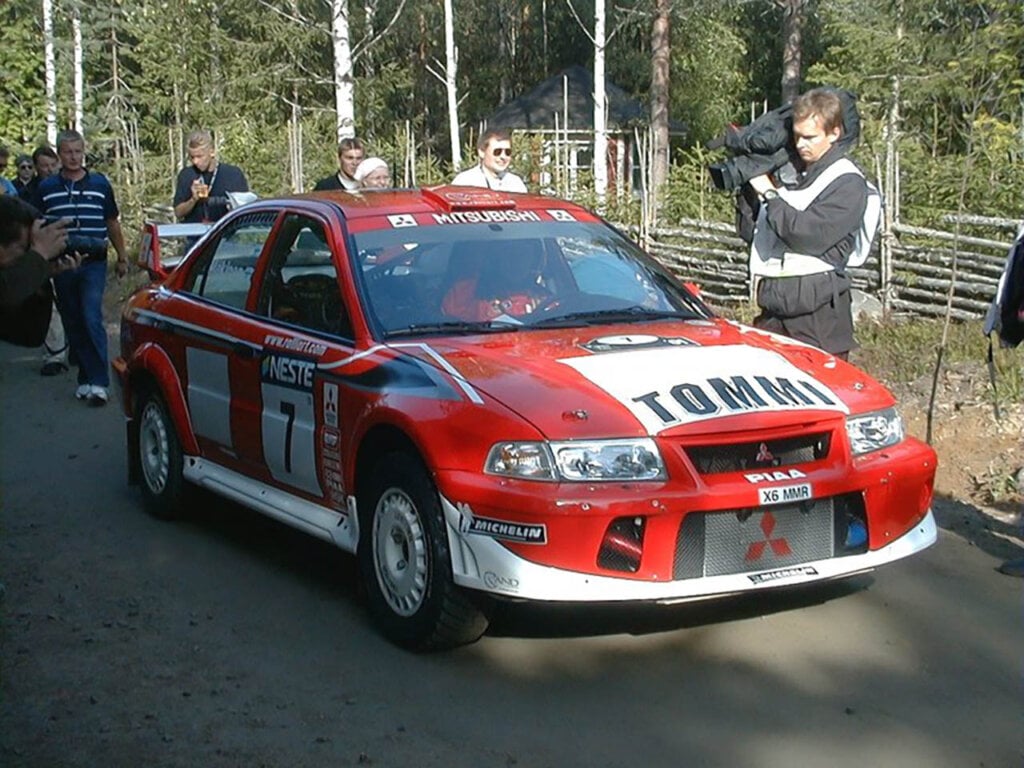 Tommi Mäkinen with his red Misubishi Lancer Evo at the 2001 rally finland
