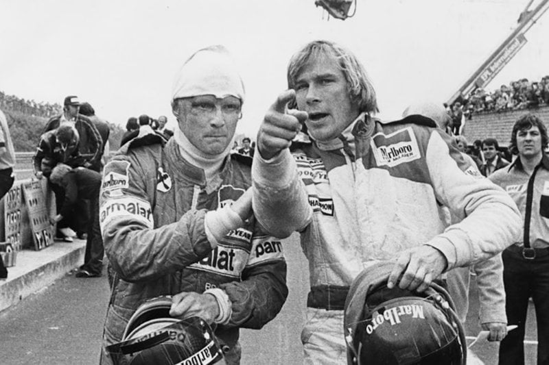 Black and white photo of professional racers Niki Lauda and James Hunt